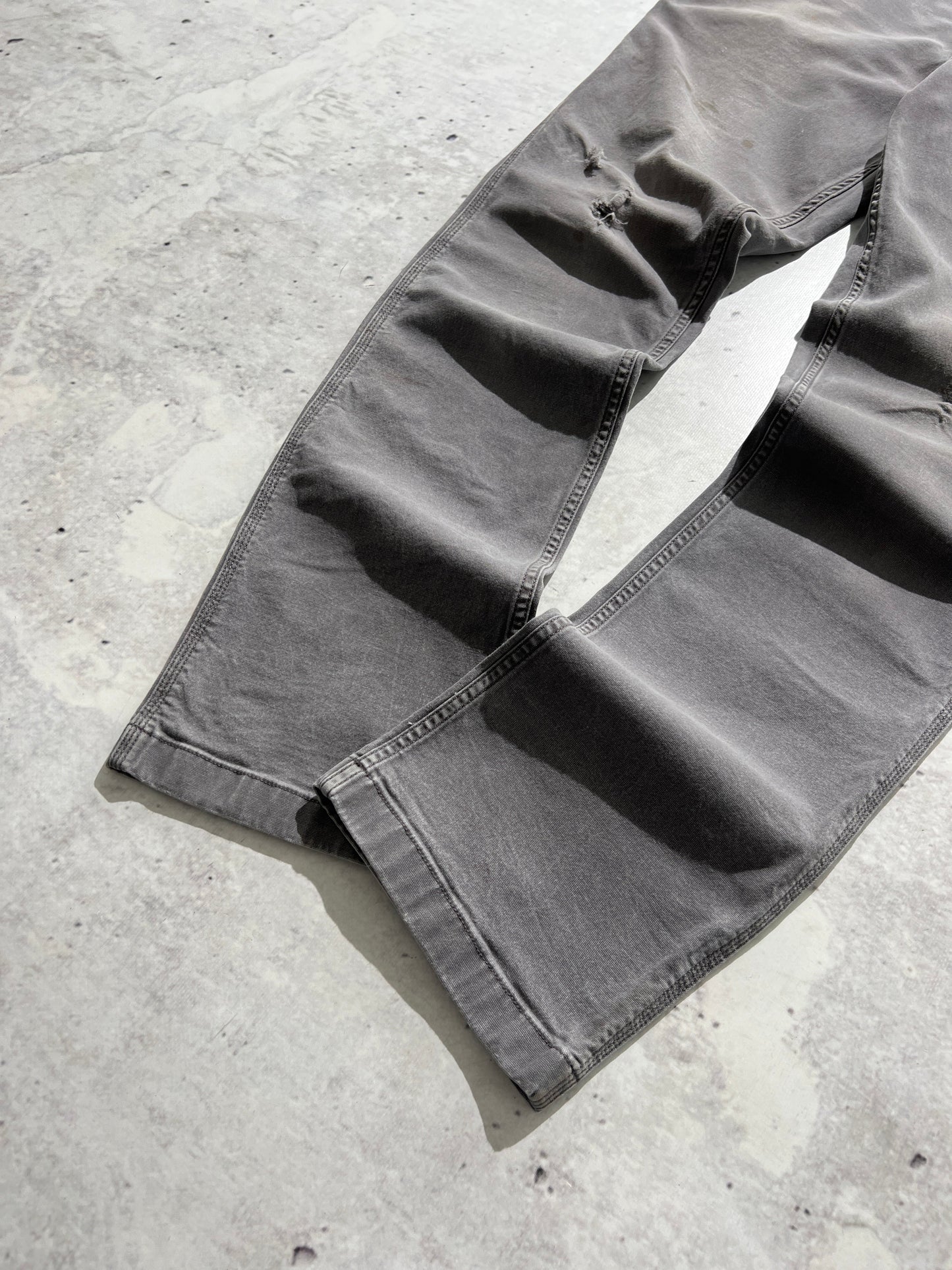 Vintage Carhartt carpenter work pants (W32 x L34)
